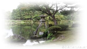 Jardin japonais et lanterne Kotoji-toro au Kenrokuen à Kanazawa Présentation