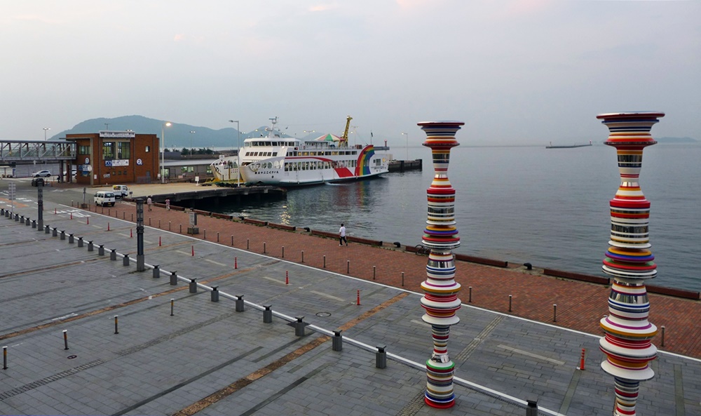 Jetées et ferries dans le nouveau port de Takamatsu