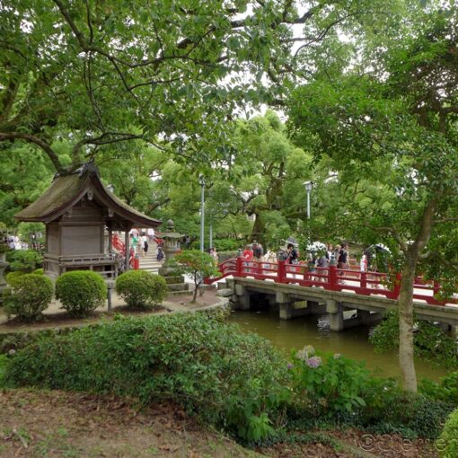 Pont rouge au sanctauaire shinto Tenman-gu à Dazaifu