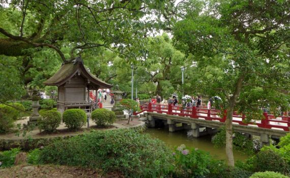 Pont rouge au sanctauaire shinto Tenman-gu à Dazaifu