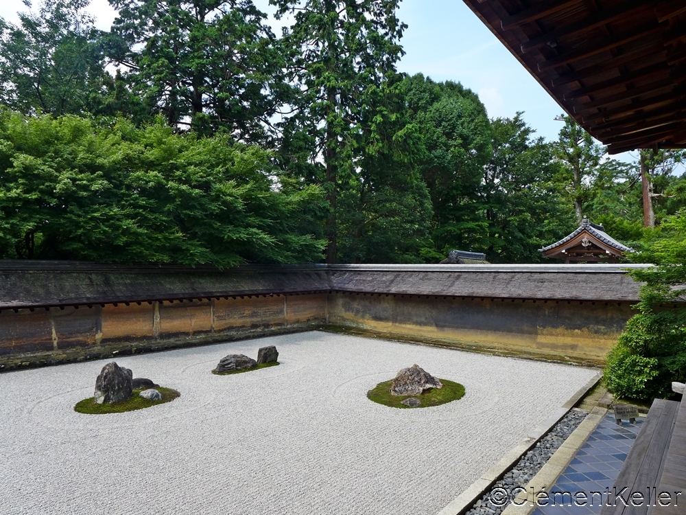 Exemple de jardin japonais classé comme jardin de temple bouddhiste : ici le jardin Ryoan-ji situé à Kyoto. Il s'agit d'un jardin sec "karei-sansui" dans lequel il y a du sable ou gravier ratissé et des rochers