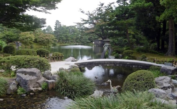 Exemple de jardin public au Japon : Kenroku-en à Kanazawa
