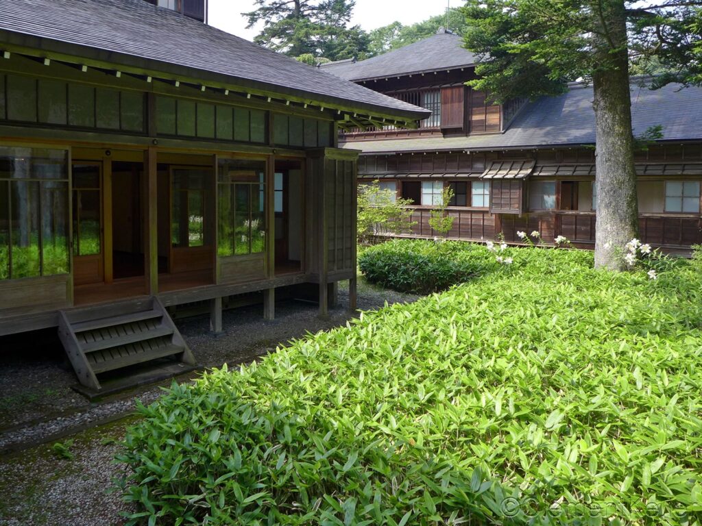 Autres patios plantés dans la villa Tamozawa