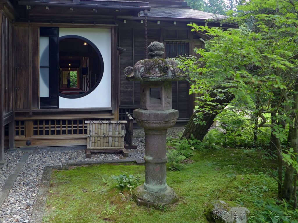 Jardin vu depuis l'intérieur de la villa Tamozawa
