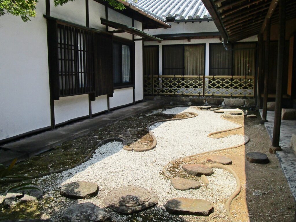 Petit jardin sec situé entre les bâtiments privatifs du temple Yashima-ji