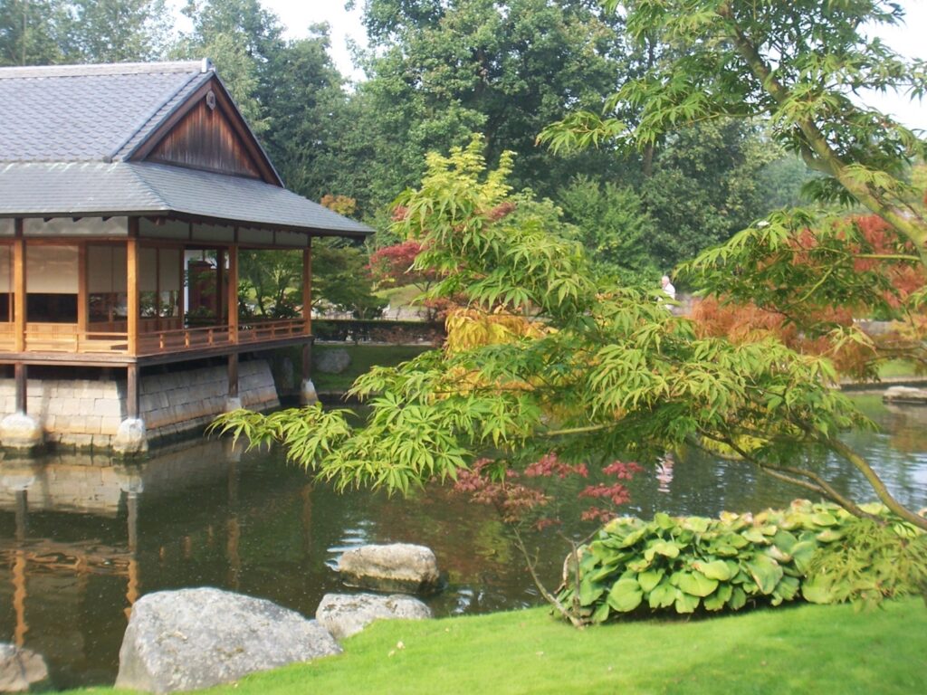 Autour du pavillon japonais dans le jardin japonais de Hasselt "Japanse"
