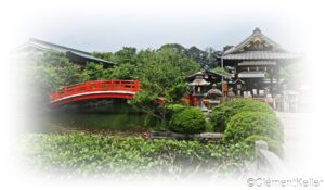 Jardin japonais Shinsen-en avec pont rouge et sanctaire shinto sur l'île