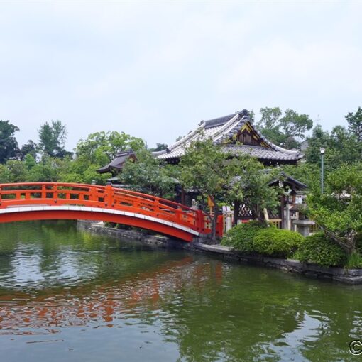 Pont de Hosei dans le jardin japonais Shinsen-en à Kyoto