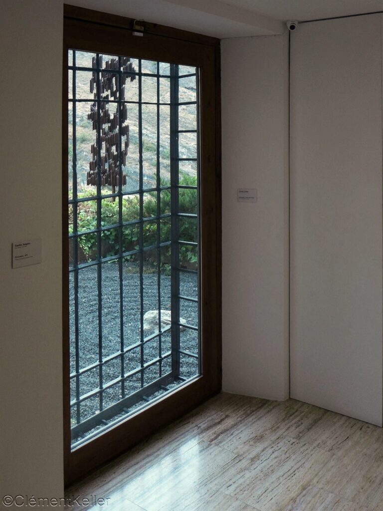 Fenêtre avec vue du petit jardin japonais au Museo del arte abstracto espanol à Cuenca