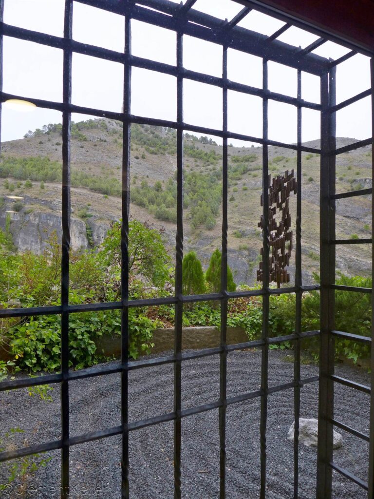 Vue de la montagne à travers la fenêtre du Museo del arte abstrcato espanol à Cuenca