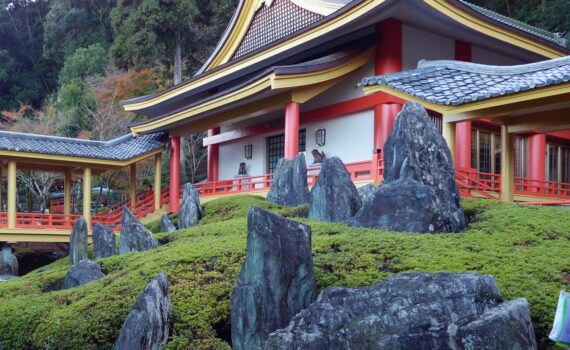 Un des jardins au mileiu des bâtiments du sanctuaire Matsuno à l'Ouest de Kyoto