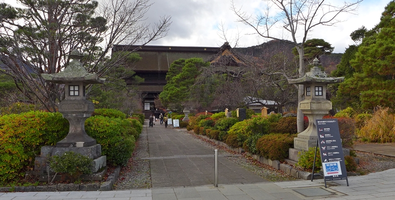 Jardin japonais à côté du temple Zenko-ji à Nagano