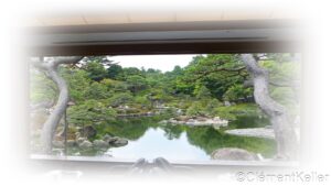 Vue depuis le café vers le jardin japonais Yushi-en ou Yuushien près de Matsue