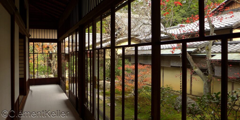 Jardin intérieur à l'arrière du temple Shinnyo-do à Kyoto