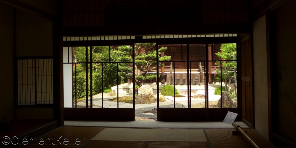Vue vers le Jardin des Liens au Shinnyo-do à Kyoto