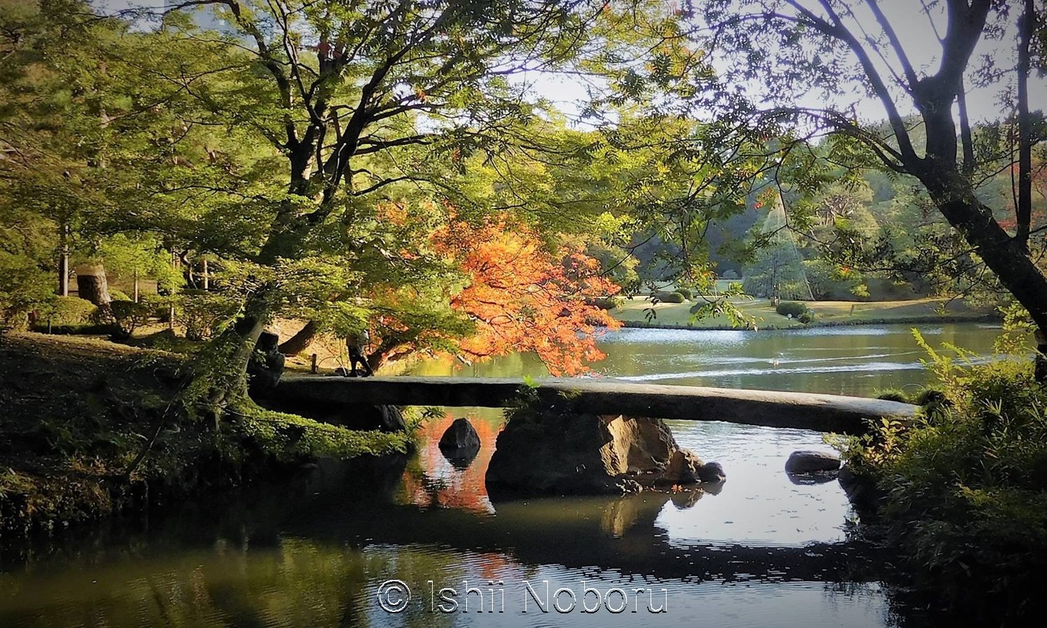 Automne au jardin Rikugien à Tokyo par Ishii Noboru Pont en pierre