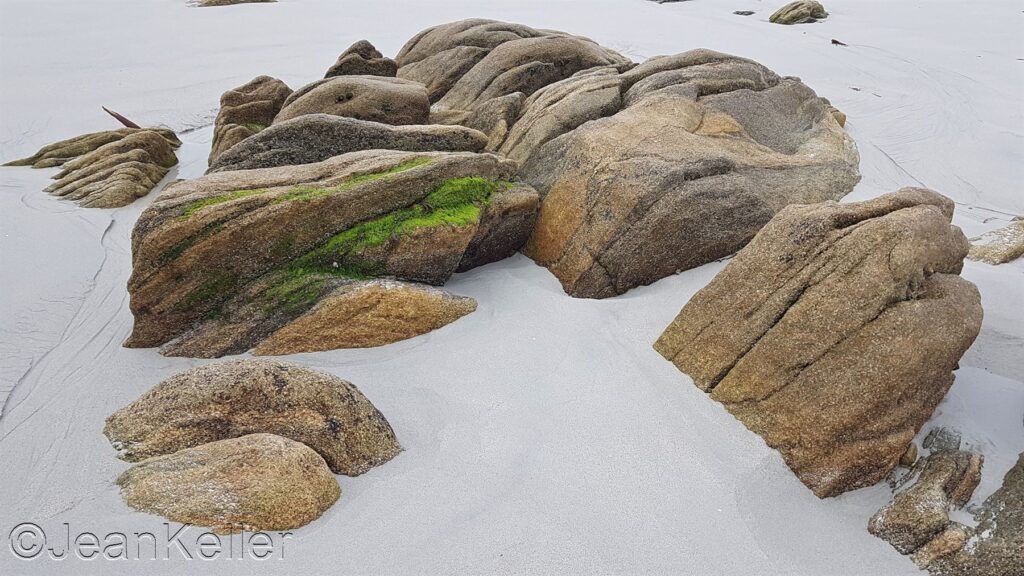 Groupe de rochers sur la plage en Bretagne